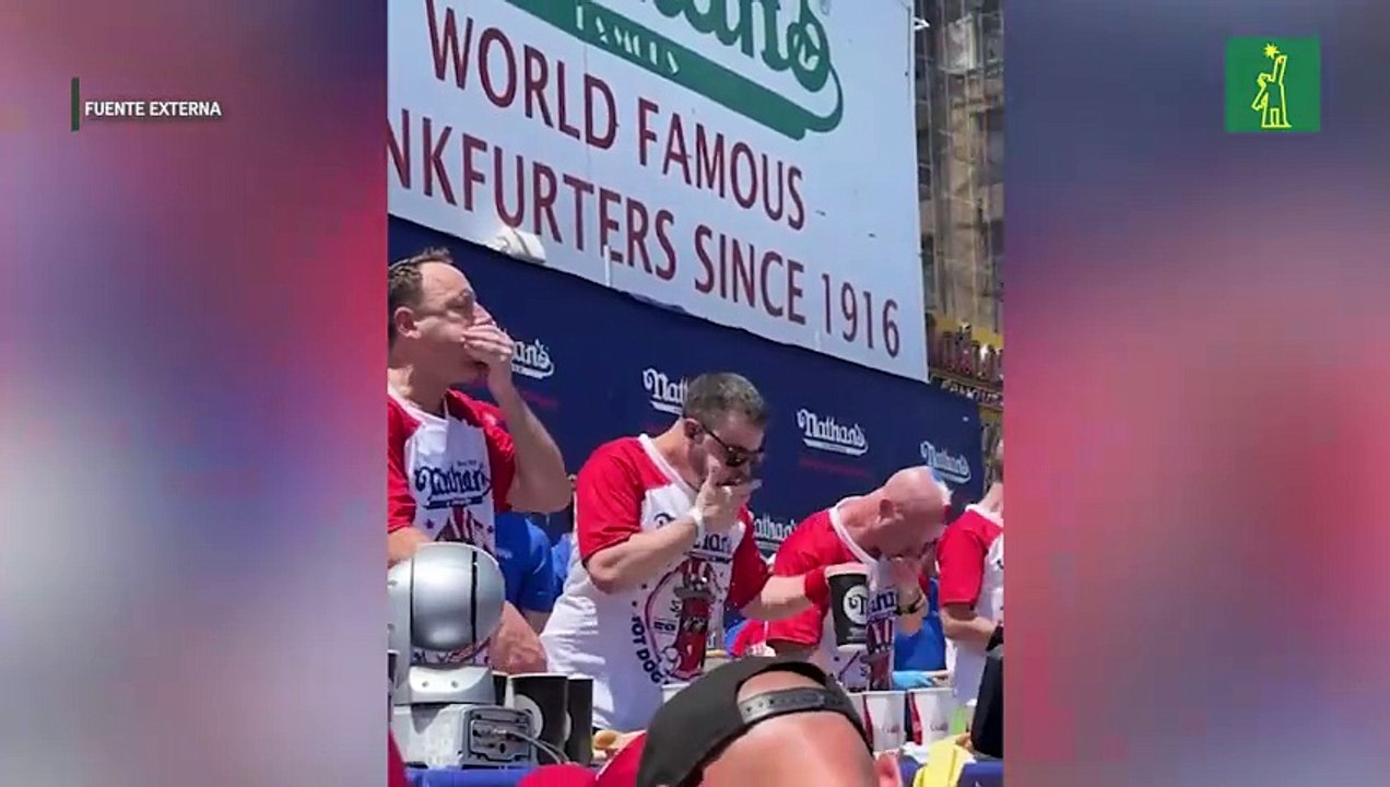 El rey de las salchichas, Joey Chestnut, recupera el título en el concurso de comer Hot Dogs de Nathan