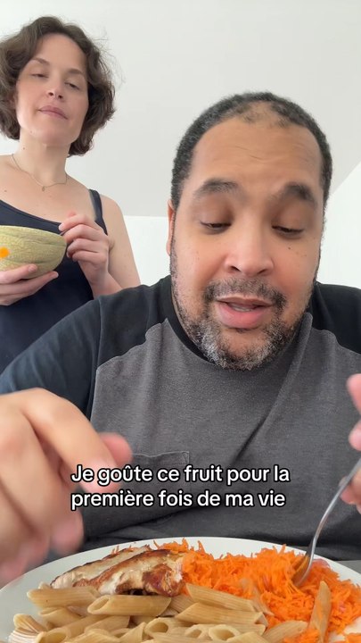 Je goûte ce fruit pour la première fois de ma vie #couple #Couplegoals #degustation #fruits #melon #humour