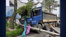 송도 교차로서 덤프트럭이 차 추돌 후 인도 돌진 / YTN
