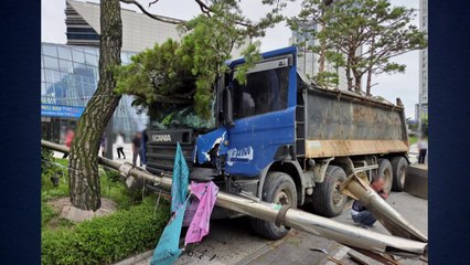 송도 교차로서 덤프트럭이 차 추돌 후 인도 돌진 / YTN