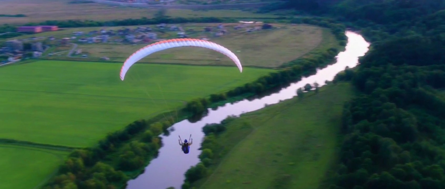 Above the Sky - paragliding