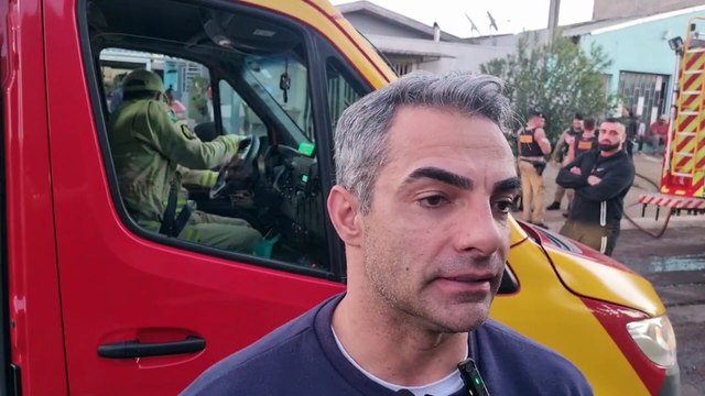 Mulher em surto em casa em chamas teria feito uso de substâncias, diz médico