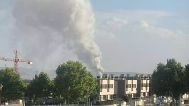 Entrevista al alcalde de Azuqueca de Henares sobre el incendio en una fábrica de baterías de litio que ha obligado a pedir el confinamiento de la población