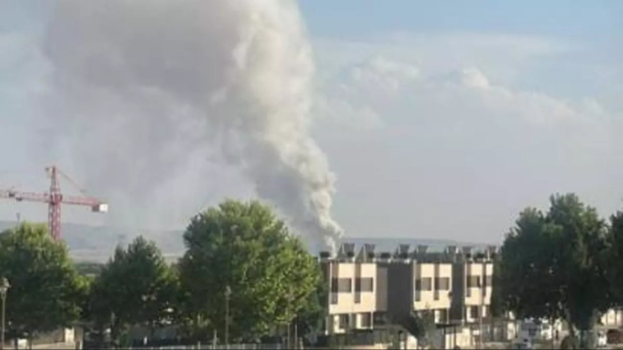 Entrevista al alcalde de Azuqueca de Henares sobre el incendio en una fábrica de baterías de litio que ha obligado a pedir el confinamiento de la población