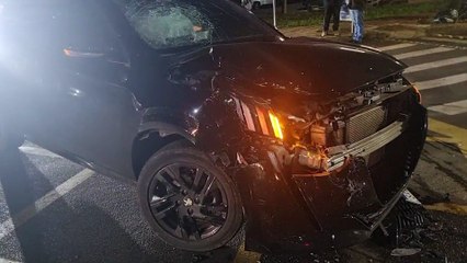 Motorista de caminhonete foge após bater contra Peugeot no Centro