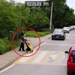 Kind driver stops the traffic to help this mom cross the road 🥹