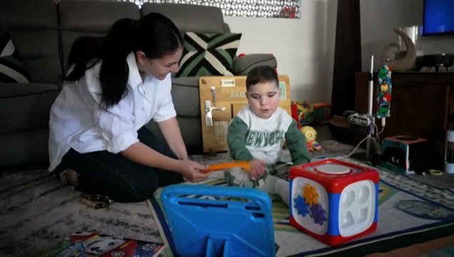 Families fear reduced NDIS support as travel subsidies paid to allied health providers cut