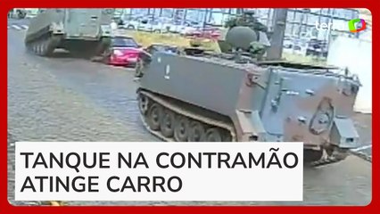 Tanque do Exército passa por cima de carro estacionado em rua no Paraná