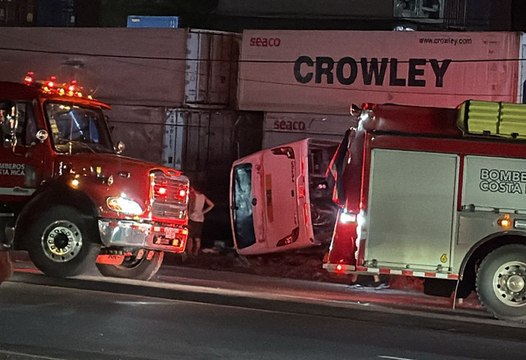 tn7-Un muerto y 18 heridos tras choque y vuelco de bus contra tráiler-040725