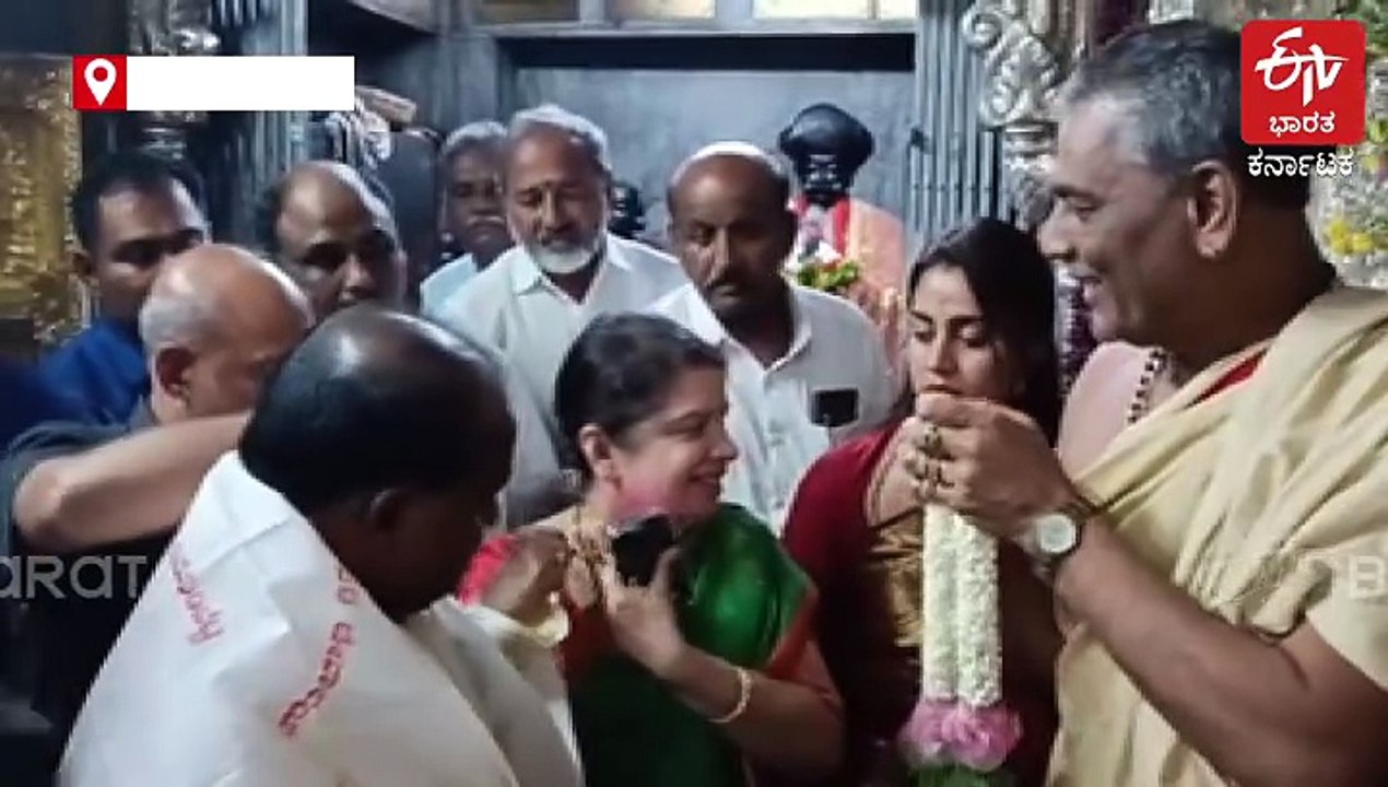 ಕುಟುಂಬ ಸಮೇತವಾಗಿ ಚಾಮುಂಡೇಶ್ವರಿ ದರ್ಶನ ಪಡೆದ ಕೇಂದ್ರ ಸಚಿವ ಎಚ್​​ಡಿ ಕುಮಾರಸ್ವಾಮಿ