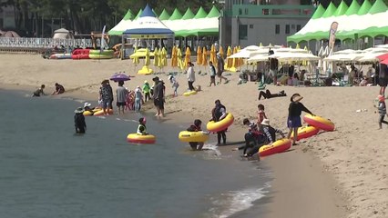 장마 종료 후 첫 주말...더위 피해 해수욕장 북적 / YTN