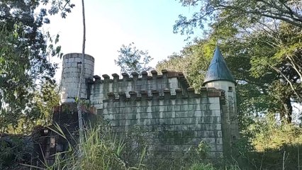 ESCONDIDO NO MEIO DA FLORESTA, ENCONTREI UM CASTELO ABANDONADO - TINHA ATÉ UM CALABOUÇO