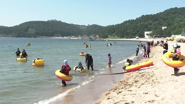 장마 끝나고 첫 주말...피서객 발길 이어진 해수욕장 / YTN