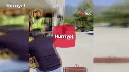 Eve giren yılanı yakalamak isterken parmağını kaptırdı!