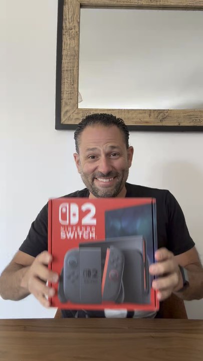 Unboxing Switch 2 🎮🔥Elle est là. Enfin. Ma Nintendo Switch 2, précommandée avec mes propres sous (oui oui 💸), elle vient enfin d’arriver à la maison après une semaine de retard.Bref, hâte de tester les premiers jeux exclusifs à la console.