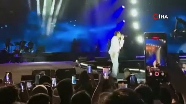 Sahnede talihsiz kaza! Şarkı söylediği esnada dengesini kaybeden Bayhan, yere düştü