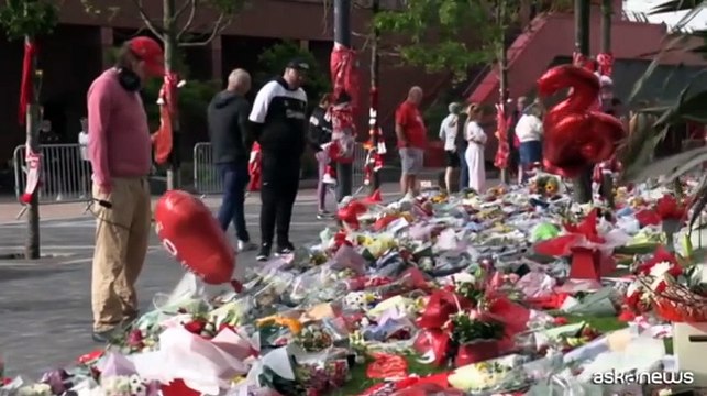 I tifosi piangono Diogo Jota fuori dallo stadio del Liverpool