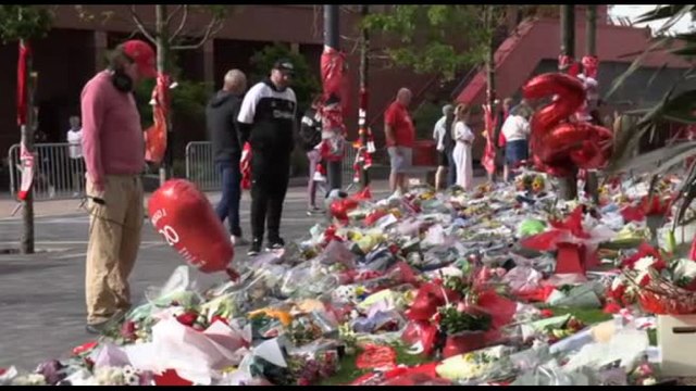 I tifosi piangono Diogo Jota fuori dallo stadio del Liverpool