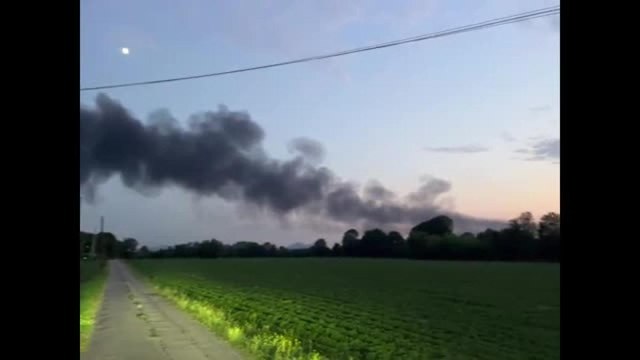 Padova, incendio a Taggì vicino all'A4: il video della colonna di fumo visibile per chilometri