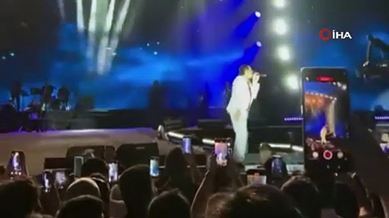 Bayhan konserinde korku dolu anlar; kendisini bir anda yerde buldu