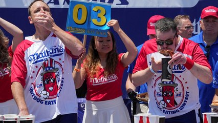 미국 핫도그 많이 먹기 대회에서 70개 먹은 40대 우승 / YTN