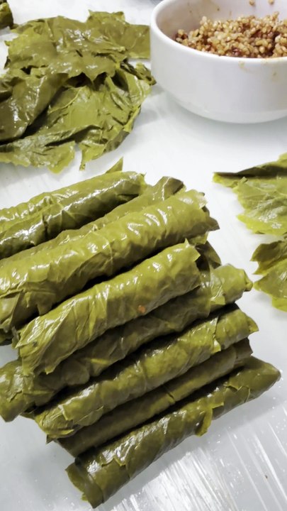 مين بلش يلف ورق عنب متلي؟ ✋ إذا بلشتوا تحضّروه، شاركونا بالتعليقات! 🍇🍃