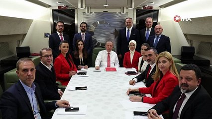 Cumhurbaşkanı Erdoğan, Azerbaycan dönüşü gazetecilerle sohbet etti