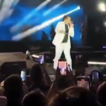 Bayhan'ın talihsiz anları: Şarkı söylerken yere düştü