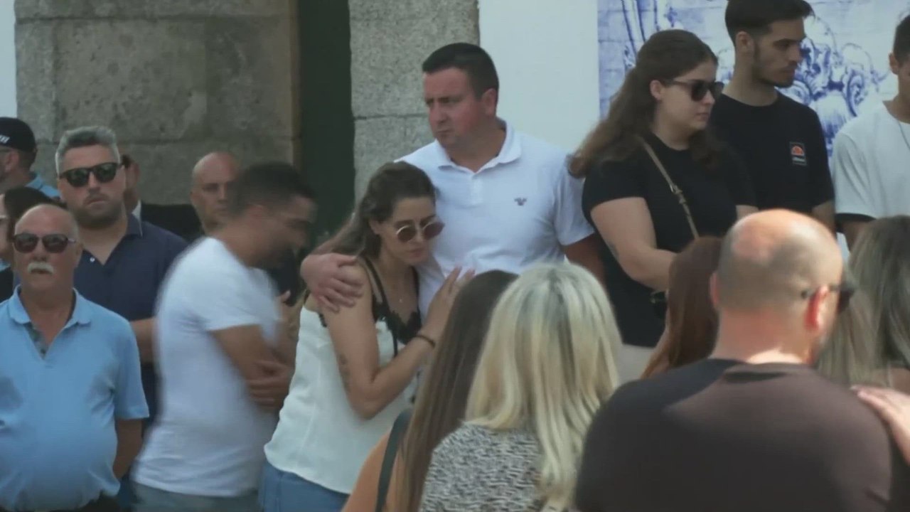 La salida de los féretros de Diogo y André Jota de la iglesia hasta el cementerio para ser enterrados