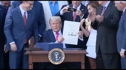 Trump firma il Big Beautiful Bill in pompa magna per celebrare il 4 luglio