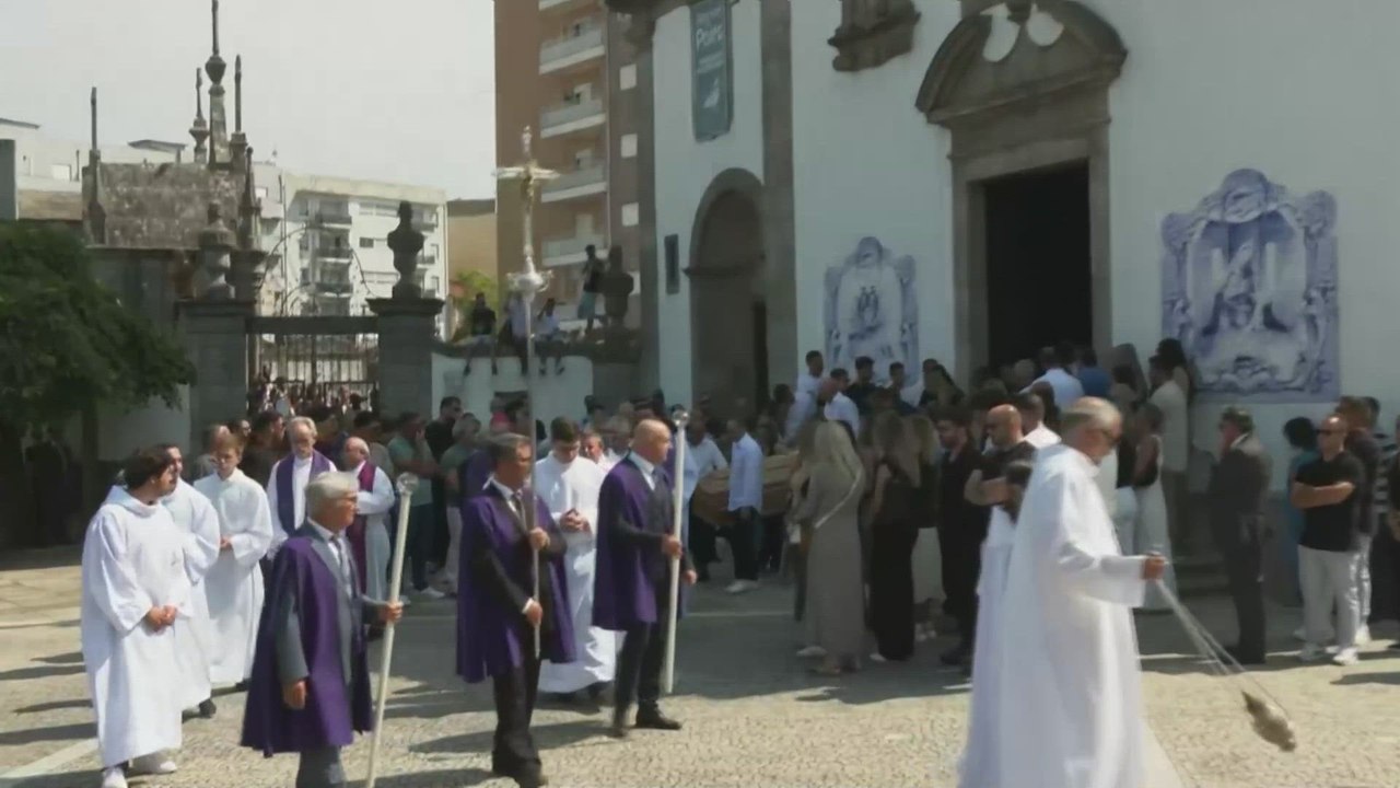 Diogo Jota’s wife cries inconsolably beside the coffin upon its arrival at the cemetery