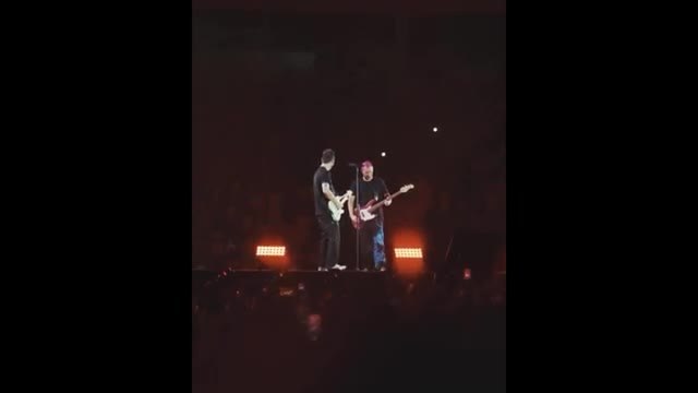 Cesare Cremonini suona «Cigarettes & Alcohol», a Bari l'omaggio alla reunion degli Oasis