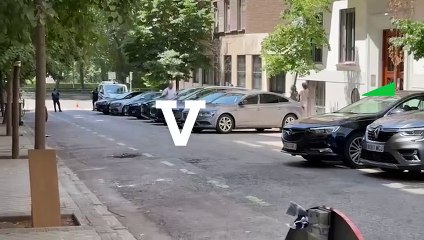 El PSOE 'reserva' para sus coches los aparamientos en la sombra en plena calle durante el comité del partido