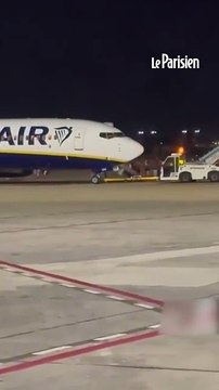 Des passagers d'un avion en feu fuient depuis l'aile