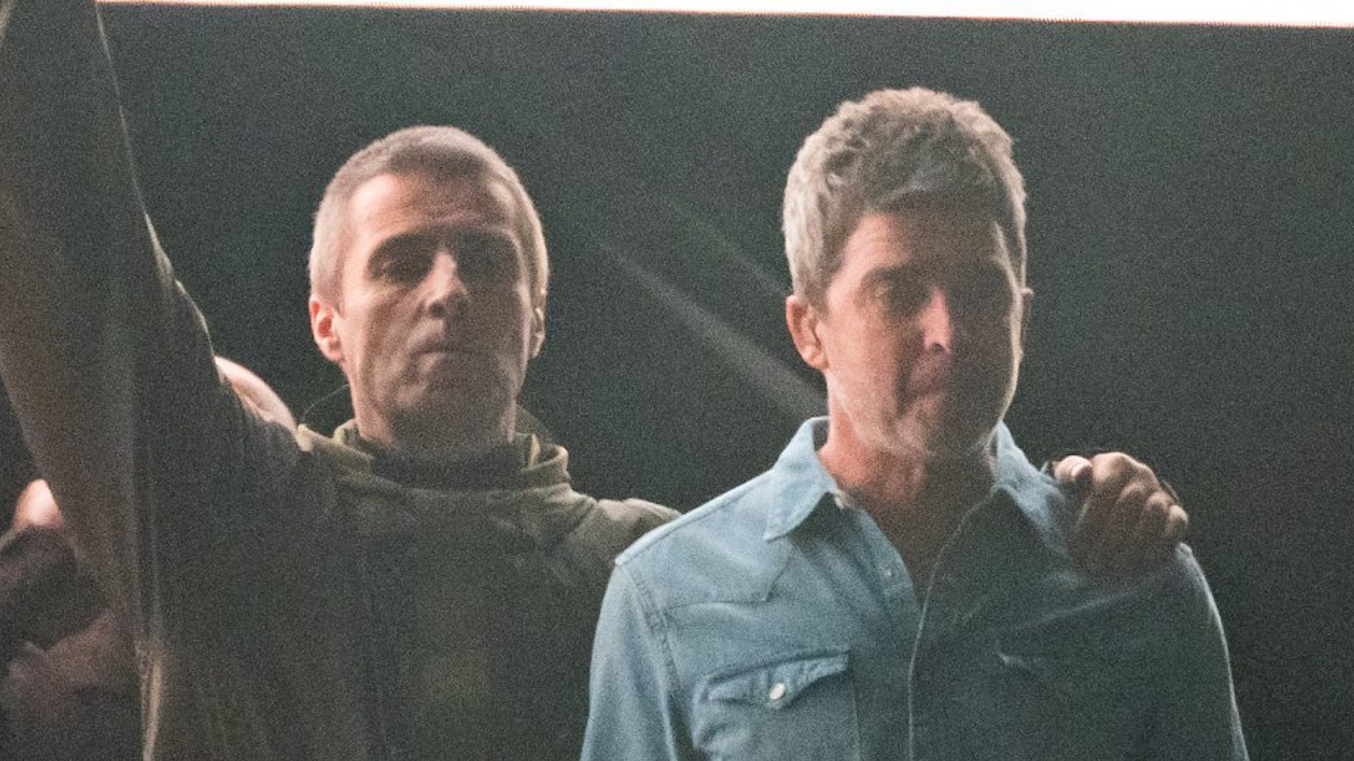 M�s de 15 a�os despu�s de su abrupta separaci�n, Oasis ha vuelto a los escenarios. La m�tica banda brit�nica de britpop arranc� en Cardiff su esperad�sima gira de regreso, con un potente concierto ante 74.000 personas en el Principality Stadium, primera parada de una gira mundial que recorrer� cuatro continentes, incluyendo fechas en Argentina, Brasil, Chile y M�xico.

Con sus grandes himnos como "Wonderwall", "Champagne Supernova", "Stand by Me" y "Supersonic", los hermanos Liam y Noel Gallagher sorprendieron al p�blico no solo por su entrega musical, sino tambi�n por una inesperada reconciliaci�n en escena.