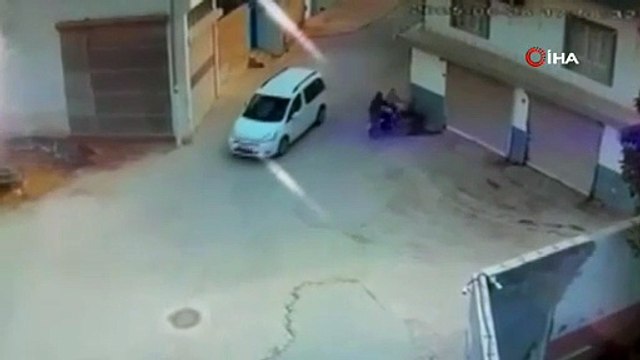 Otomobile çarpmak istemeyen kadın duvara böyle çarptı!