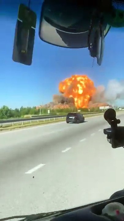 Guy catches shockwave from explosion cracking his windshield