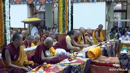 Il Dalai Lama prega con i fedeli alla vigilia del novantesimo compleanno