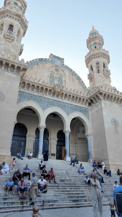 🧳 Quartier libre à Alger 🧳✈️ Après une semaine passée à s’entraîner à Alger, il est l’heure pour la sélection algérienne de s’envoler pour l’Ouganda.🎉 un départ qui a lieu aujourd’hui, jour de la fête national.