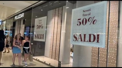 Primo sabato di saldi e folla nei negozi