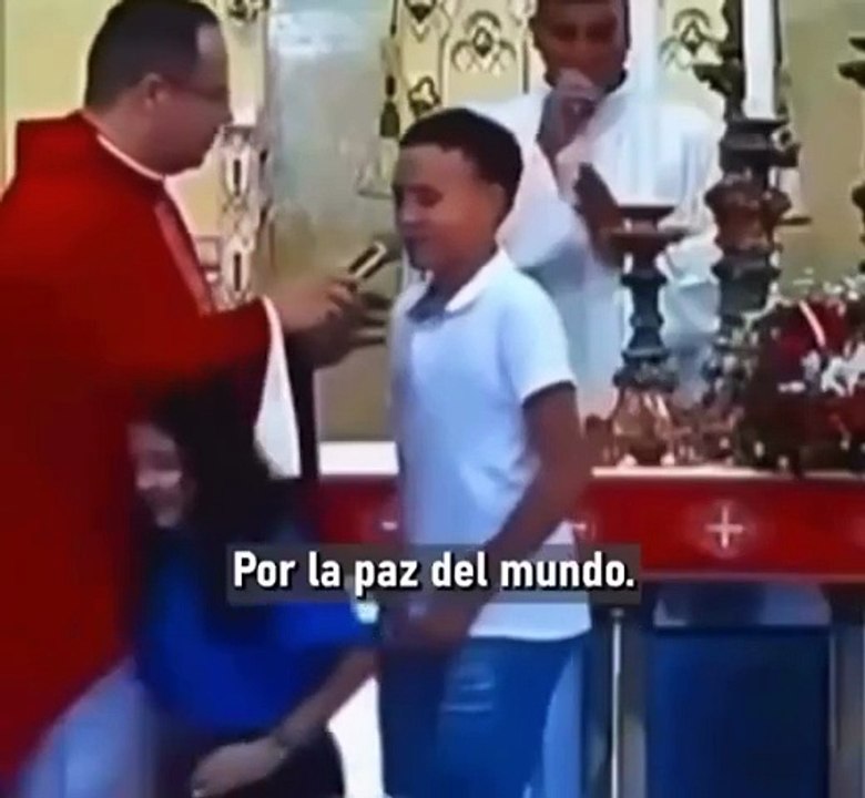 Niño en la iglesia