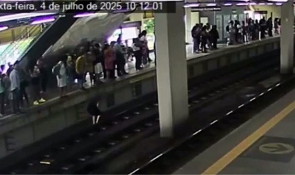 Homem pula nos trilhos do metrô de Salvador para pegar celular