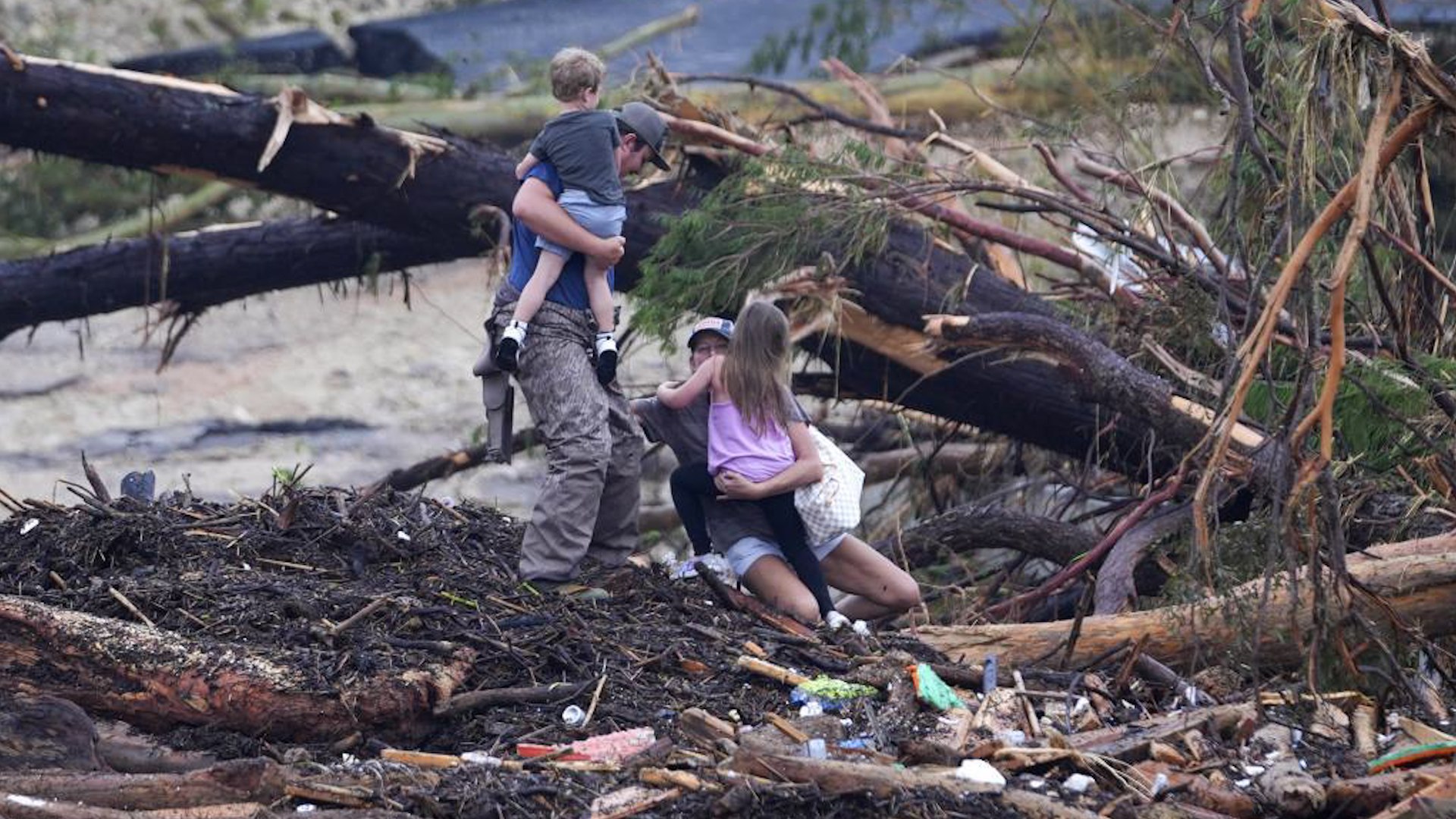 Una tragedia de gran magnitud golpe� el centro de Texas este viernes cuando el r�o Guadalupe se desbord� de forma repentina, subiendo m�s de ocho metros en apenas 45 minutos antes del amanecer. La violenta crecida arras� viviendas, veh�culos y campamentos, dejando al menos 27 muertos, entre ellos nueve menores de edad, y decenas de desaparecidos.

Uno de los puntos m�s afectados fue el Campamento Mystic, un campamento cristiano de verano para ni�as ubicado junto al r�o. Seg�n confirmaron las autoridades en rueda de prensa, al menos 24 de las personas desaparecidas son ni�as que se encontraban en ese recinto.