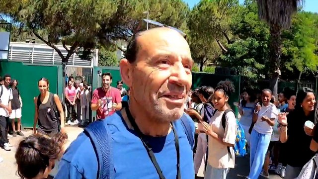 Ces collégiens font une haie d'honneur pour leur prof de sport à la retraite