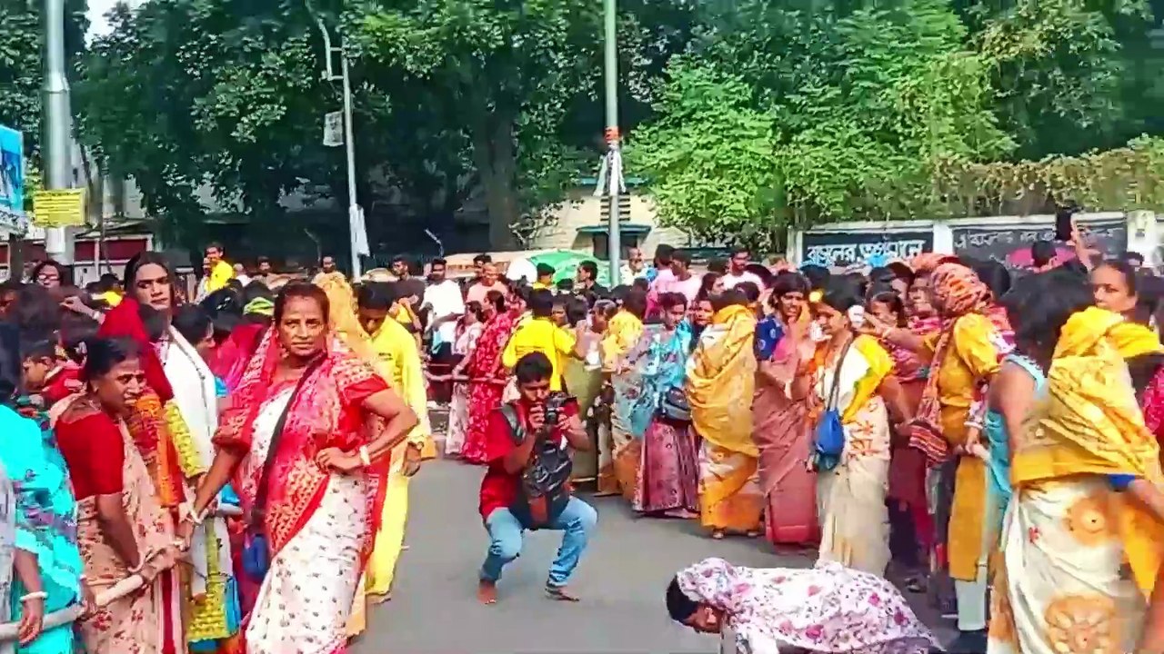 জগন্নাথ দেবের  উল্টোরথ এগিয়ে চলছে ঢাকেশ্বরী মন্দির থেকে স্বামীবাগ ইসকন মন্দিরে