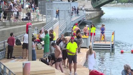 파리 센강 수영장 100여 년 만에 재개장...수질 개선 결과 / YTN