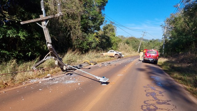 Grave acidente em Cascavel: caminhonete colide com poste e deixa motorista em estado grave
