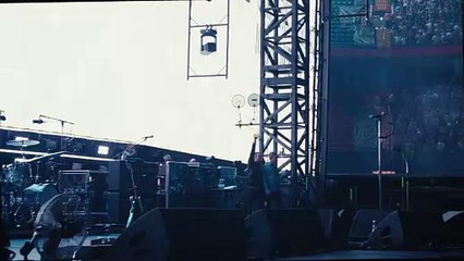 Oasis - Liam and Noel Gallagher arrivent sur scène - live in Cardiff 2025