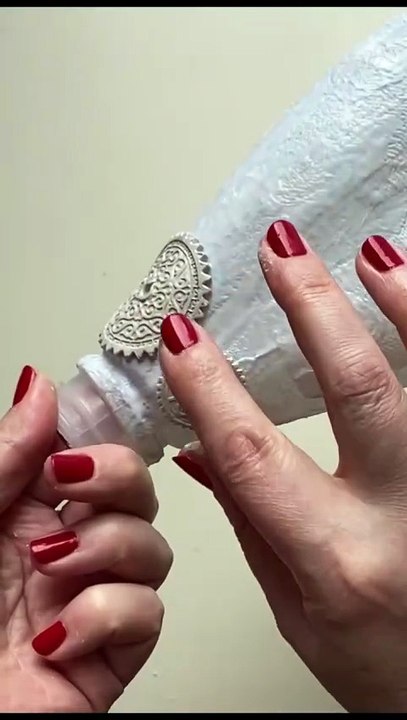 Creative Plastic Bottle Recycling: Easy DIY Home Decor Idea!