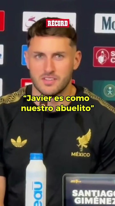 “FORMAMOS UNA FAMILIA” Santiago Giménez se rinde ante Javier Aguirre y menciona que han formado una familia.